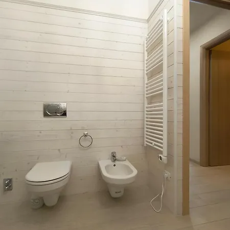 Apartment 10 Minutes From The With Large Garden *