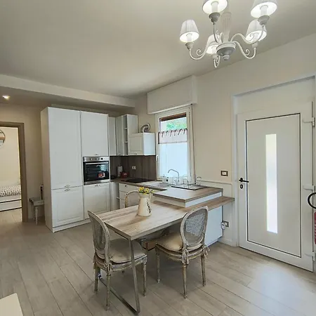 10 Minutes From The With Large Garden Apartment *