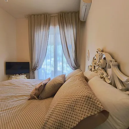 10 Minutes From The With Large Garden Apartment *